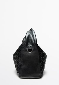 Borsa nera in pelle con texture intrecciata, forma angolare e manico superiore; presenta un anello in metallo argentato per l'attacco.