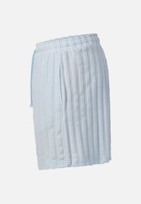 Short en éponge bleu clair avec des rayures texturées verticales, une taille élastique et des poches latérales, présenté sur un fond uni.