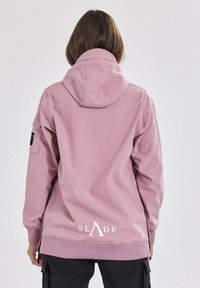 Rosa Kapuzenjacke mit einem lässigen Schnitt, mit einem Logo auf dem Rücken, seitlichen Reißverschlüssen und gerippten Bündchen. Glatte Textur, weiches Material.