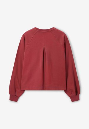 Sweatshirt rouge à col ribbed, avec des manches longues et un détail de pli au dos. Texture lisse et coupe décontractée.