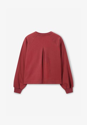 Sweatshirt rouge à col ribbed, avec des manches longues et un détail de pli au dos. Texture lisse et coupe décontractée.
