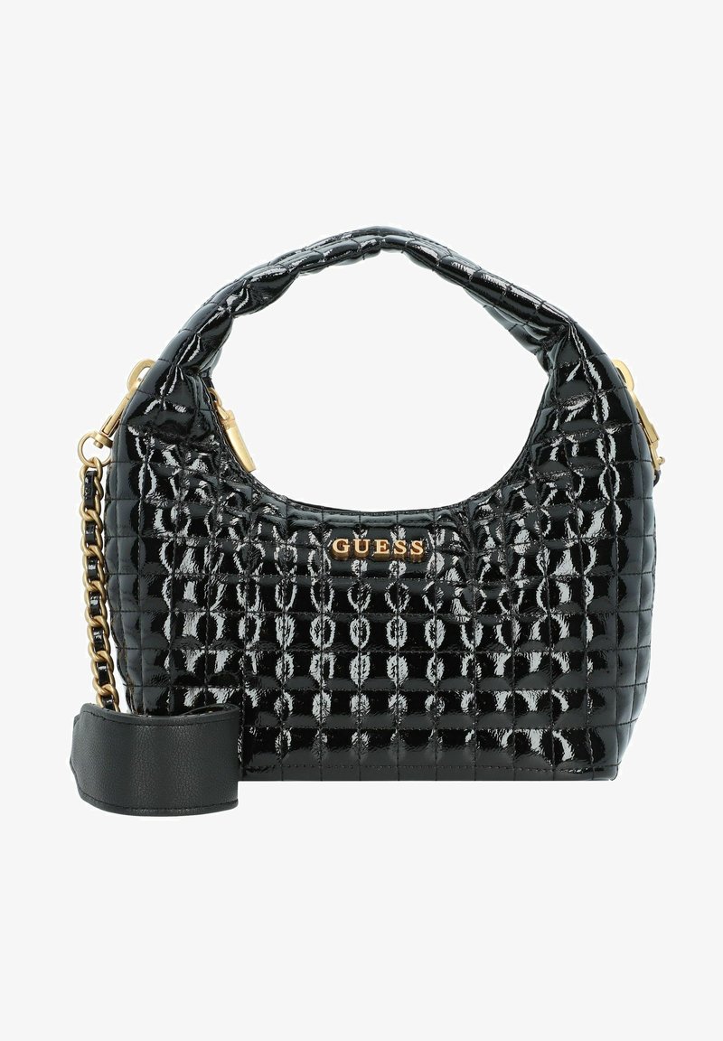 Sac à main matelassé noir avec une finition brillante, des accents en métal doré et une bandoulière chaîne détachable. Présente une forme structurée et un logo embossé.