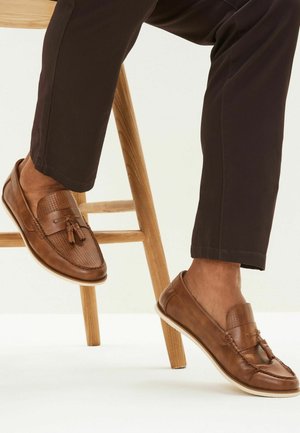 EMBOSSED TASSEL LOAFERS - Mokassin - tan brown