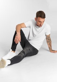 DEF MINGO SLIM FIT - Karcsúsított farmerek - black