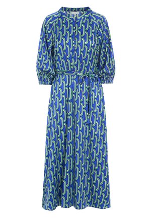 Blauw-groene jurk met patroon, met kraag, knoopsluiting aan de voorkant, driekwartmouwen en een bijpassende riem rond de taille. Glad stof.