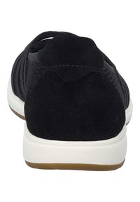 Sneaker nere con una combinazione di tessuto strutturato e suede sul tallone, suola intermedia bianca e suola in gomma per aderenza. Design minimalista.
