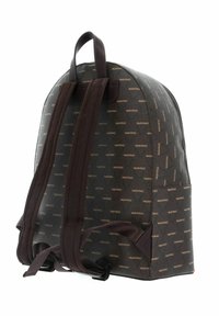 Sac à dos marron avec un tissu texturé, un motif de logo, deux bretelles marron et une poignée supérieure ; comprend une poche latérale.