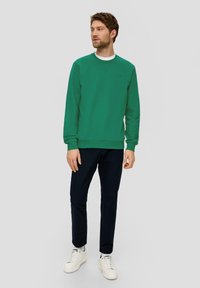 s.Oliver MIT LOGO-DETAIL - Sweater - smaragd