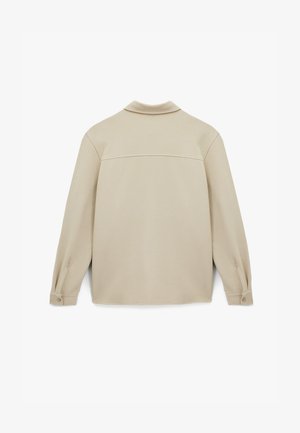 Helles beiges Hemd mit Kragen und langen Ärmeln, aus strukturiertem Stoff gefertigt. Verfügt über Knopfmanschetten und eine genähte Rückensattel-Detail.