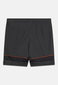 Pantalones cortos deportivos negros con cintura elástica, con acentos naranjas en el dobladillo inferior y un panel de malla para mayor transpirabilidad.
