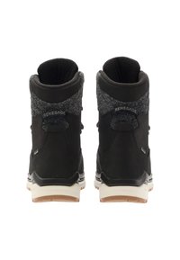 Zwarte wandelschoenen van duurzaam materiaal, met een zachte grijze textiele kraag en een verstevigde hak. Voorzien van een bruine rubberen zool en metalen accenten.