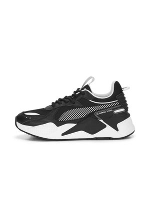 Sort-hvid sports-sneaker med mesh-overdel, tyk sål, snørelukning foran, trækstropper på tunge og hæl samt teksten "RS Running System" på siden.