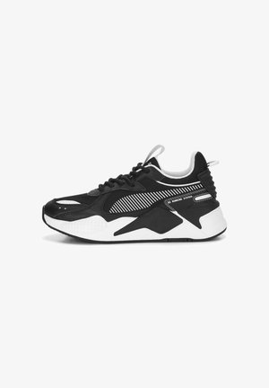 Czarno-biały sportowy sneaker z cholewką z siateczki, grubą podeszwą, sznurowaniem z przodu, pętelkami na języku i pięcie oraz napisem „RS Running System” z boku.