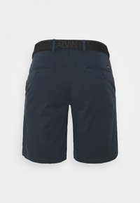 Pantaloni corti blu navy con una cintura intrecciata nera caratterizzata da logo in rilievo. Due tasche posteriori con chiusura a bottone; texture del tessuto liscia.