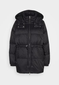 Manteau rembourré noir avec capuche, doté d'une fermeture éclair, d'une taille ajustable par cordon de serrage et de deux poches poitrine avec boutons-pression. Texture lisse et matelassée.