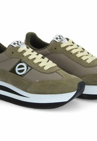 Groene suède en mesh sportieve schoenen met crèmekleurige veters, voorzien van zwarte rubberen zolen en een circulair logo op de zijkant. Schakkervormige accenten op de tong.
