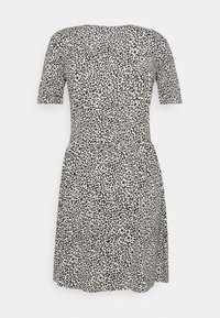 Robe à manches courtes avec un motif léopard en noir et blanc, présentant un corsage ajusté et une jupe évasée. Texture de tissu douce.