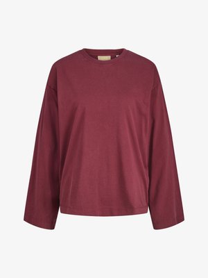 Garām piedurknēm, apaļu kaklu krekls vienā tumši sarkanā krāsā, attēlots plakani, bez rakstiem vai logotipiem.