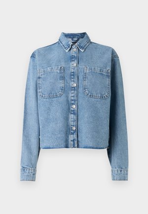 Lyseblå denimjakke med lange ermer, spiss krage, to frontlommer og knappelukking. Har et cropped design.