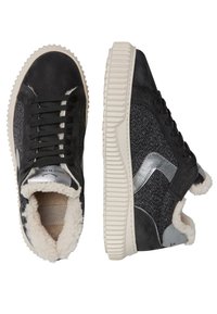Sneaker nere con finitura testurizzata e dettagli in argento. Fodera in morbido pelliccia sintetica. Suola in gomma spessa con bordi scanalati. Design con punta rotonda.