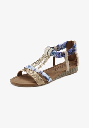 Sandali piatti marroni con accenti in tessuto intrecciato blu e viola, decorati con borchie dorate e una soletta beige imbottita. Design open-toe.