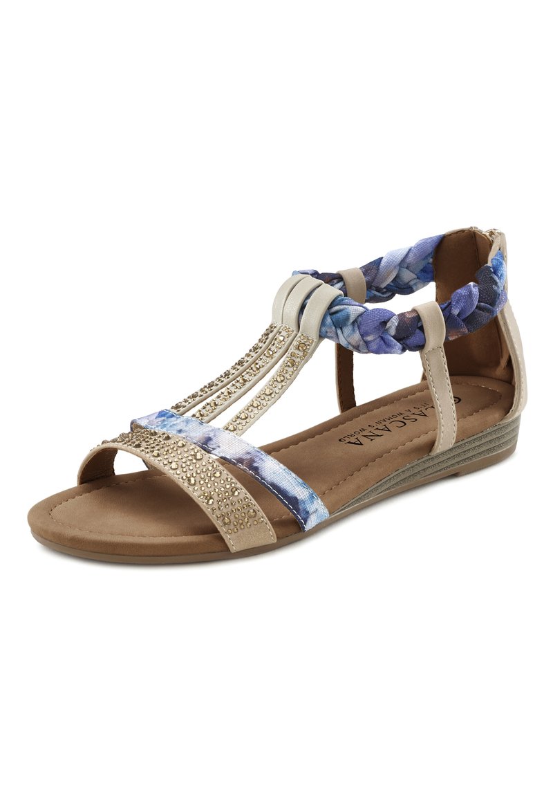 Flache Sandalen in Tan mit geflochtenen Akzenten aus blauer und lila Stoff, verziert mit goldenen Nieten und einer gepolsterten beigefarbenen Innensohle. Offene Zehen.
