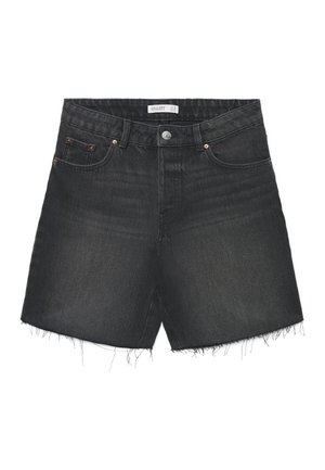 Shorts in denim nero con orli sfilacciati, bottone frontale, passanti per cintura e design a cinque tasche, distesi su uno sfondo bianco.