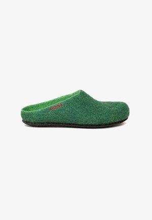 Pantoufle en feutre vert avec un dos fermé, surface texturée, bout arrondi et semelle en caoutchouc noir. Présente le logo "magicfelt" rouge sur le côté.