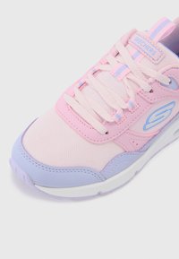 Roze en lavendel sneaker van net- en synthetische materialen. Voorzien van platte veters, logo-accenten en een gevoerde kraag. Rond rubberen zool.
