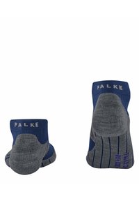 Calzini alla caviglia blu e grigi in un tessuto testurizzato, con motivi a righe e talloni rinforzati. Logo "FALKE" visibile sul polsino.