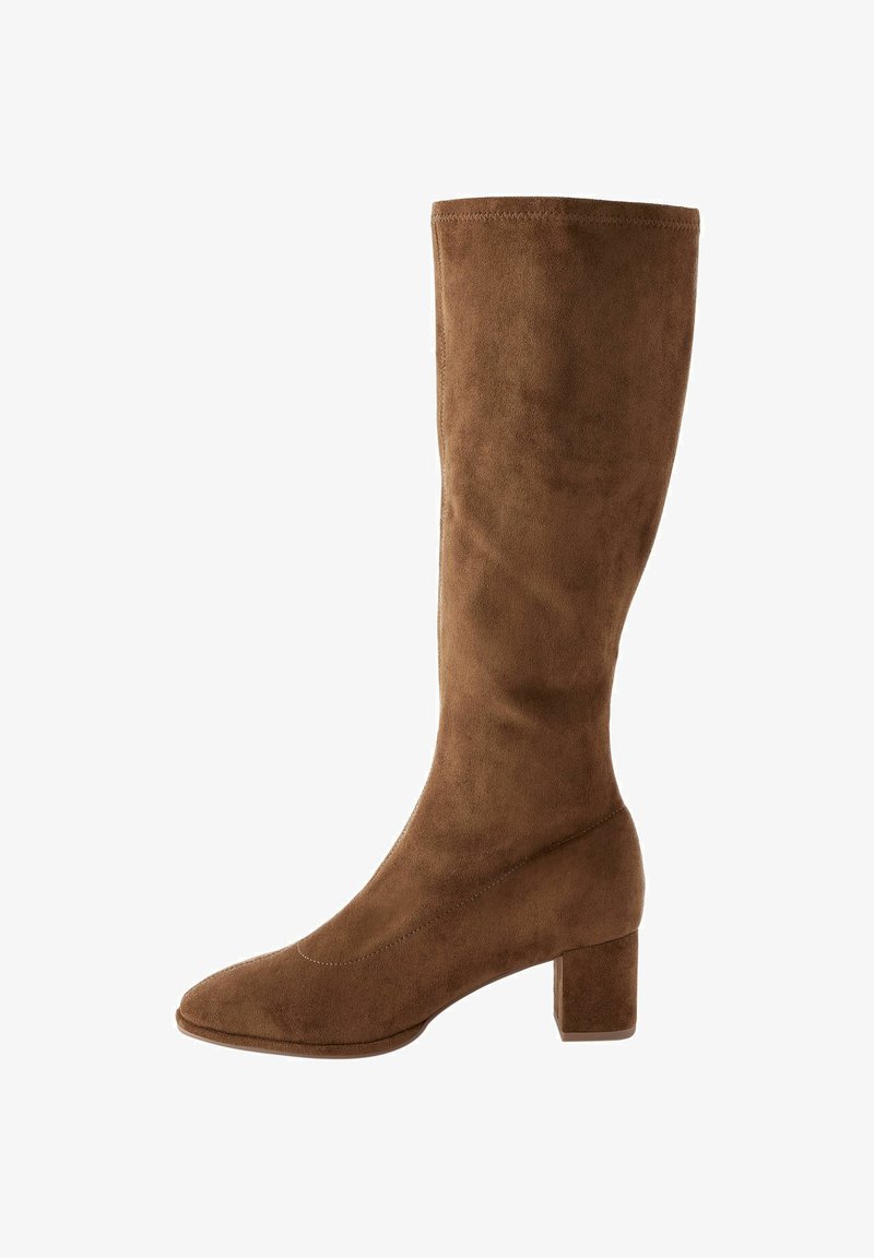 Botte en suede marron, hauteur genou, avec un bout carré, un talon bloc et une texture lisse. Présente des coutures minimales et une silhouette ajustée.