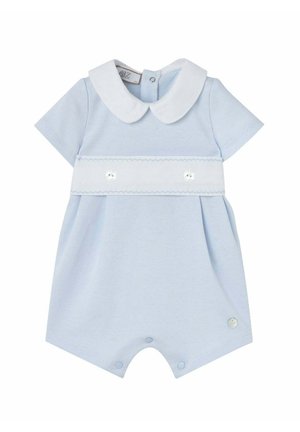 Barboteuse bébé bleu clair à manches courtes avec col Claudine blanc, bande décorative blanche à boutons sur la poitrine, et fermetures à pression aux jambes.