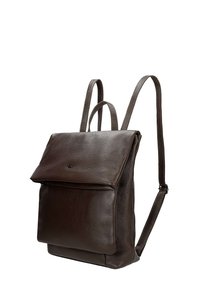 Bruine leren rugzak met een gestructureerde afwerking, een flap-sluiting, een voorvak en verstelbare schouderbanden. Minimalistisch ontwerp met subtiele branding.