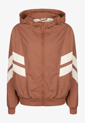 Hnědá kapucňová bunda s bílými diagonálními pruhy na rukávech, zipovým zapínáním vpředu, elastickými manžetami a lemem; vyrobena z lehkého materiálu s texturovaným povrchem.
