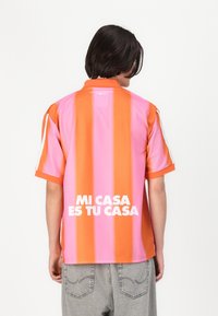 Pompeii STRIPES FOOTBALL - Apdrukāts T-krekls - pink