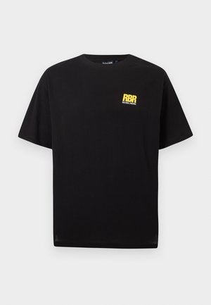 Černé tričko s krátkými rukávy s malým žlutým logem „RBR Red Bull Racing“ na levé straně hrudi, zobrazené na bílém pozadí.