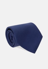 Granatowy krawat z fakturowanym wzorem w husky; zwinięty design pokazuje szerszy koniec zwężający się do punktu, wykonany z gładkiego materiału.