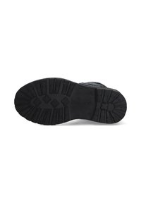 Semelle de botte noire avec des profondeurs de crantage comportant des motifs rectangulaires et en croix sur un fond blanc.