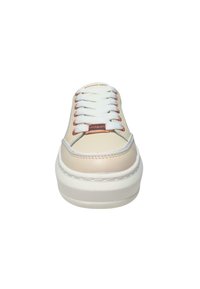 Sneaker in pelle color crema con lacci bianchi, dettagli in metallo rosa dorato e suola bianca spessa. Presenta un design minimalista e cuciture a contrasto.