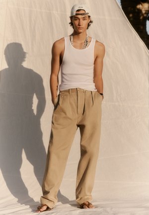 Polo Ralph Lauren WHITMAN RELAXED FIT PLEATED CHINO PANT UNISEX - Chino - beige