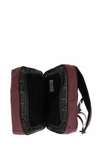 Sac à dos bordeaux entièrement ouvert pour montrer les compartiments intérieurs noirs avec des poches en mesh zippées et un revêtement de marque.