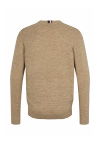 Béžový dlhý pletený sveter s dlhým rukávom, s rebrovanými manžetami a lemom, zobrazený zozadu, s malým červeným, bielym a modrým lemom na golieri.