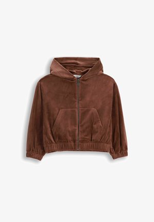 Brązowa, miękka, materiałowa kurtka z kapturem, z przednim zamkiem błyskawicznym, elastycznymi mankietami, kieszenią typu kangur oraz elastycznym dołem, leżąca na białym tle.