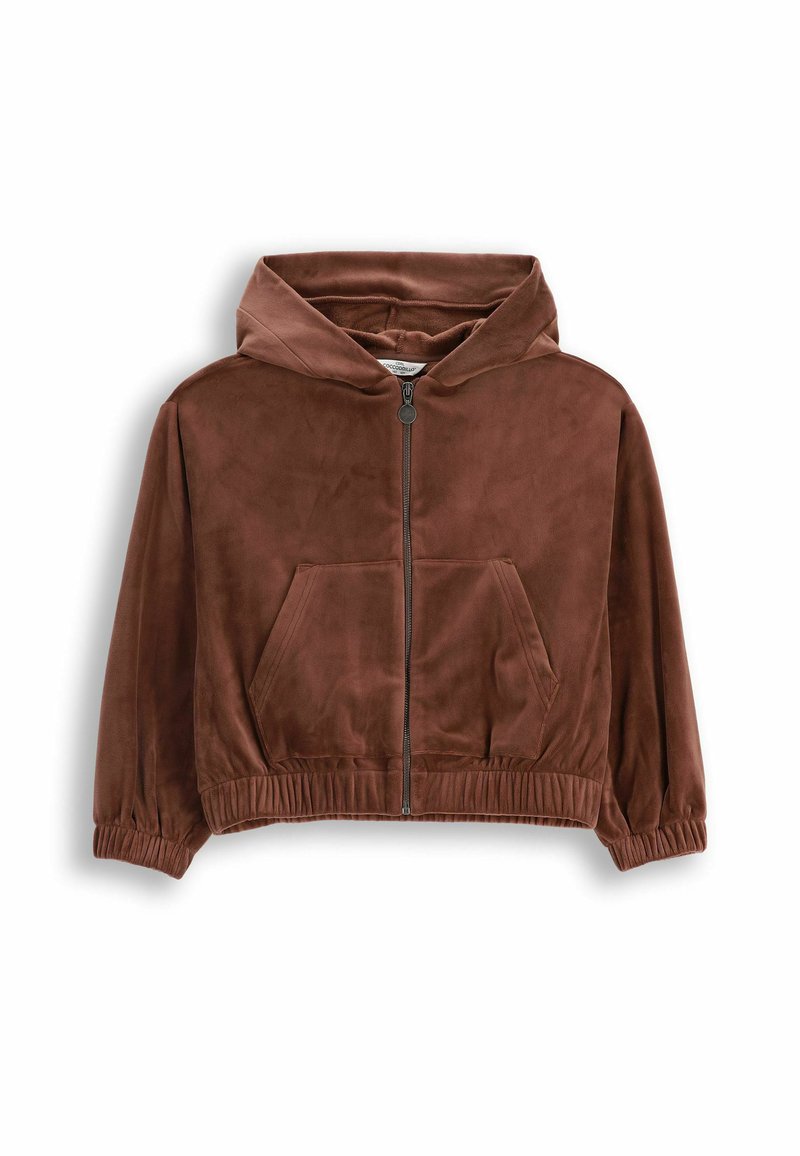 Brązowa, miękka, materiałowa kurtka z kapturem, z przednim zamkiem błyskawicznym, elastycznymi mankietami, kieszenią typu kangur oraz elastycznym dołem, leżąca na białym tle.