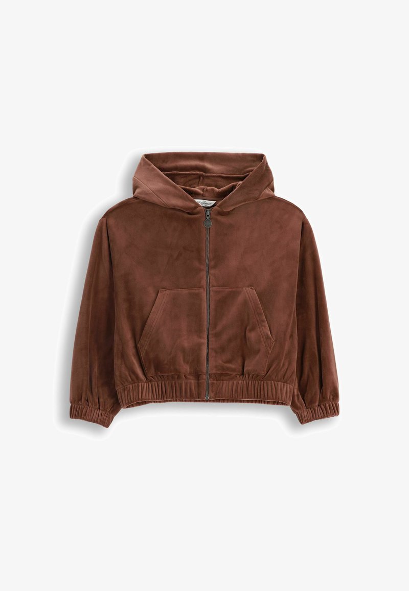 Brązowa, miękka, materiałowa kurtka z kapturem, z przednim zamkiem błyskawicznym, elastycznymi mankietami, kieszenią typu kangur oraz elastycznym dołem, leżąca na białym tle.