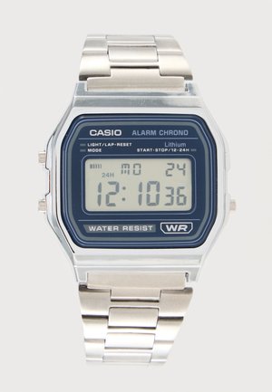 Digitale Casio polshorloge met metalen band, toont tijd 12:10:36, datum maandag 24, met alarm, stopwatch en waterbestendigheidsfuncties.