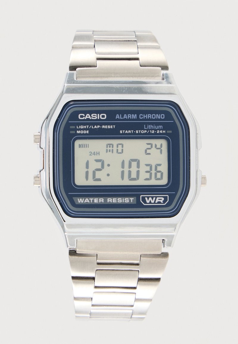 Ψηφιακό ρολόι Casio με μεταλλικό λουράκι, εμφανίζει ώρα 12:10:36, ημερομηνία Δευτέρα 24, με συναγερμό, χρονόμετρο και χαρακτηριστικά αντοχής στο νερό.