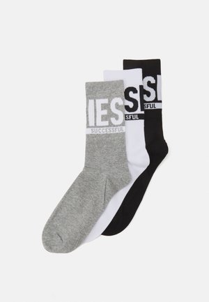 Tre paia di calzini da ginnastica in grigio, bianco e nero. Ogni calzino presenta una banda distinta con la parola "SUCCESSFUL" in lettere grassetto.