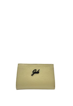 Portafoglio in pelle beige chiaro con texture, logo "Gabs" in corsivo nero al centro della patta anteriore, bordi cuciti, senza chiusure visibili.