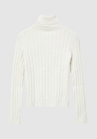 Pull blanc en tricot avec un motif texturé côtelé et un col montant. Manches longues et silhouette ajustée. Aucun bouton ou ornement visible.